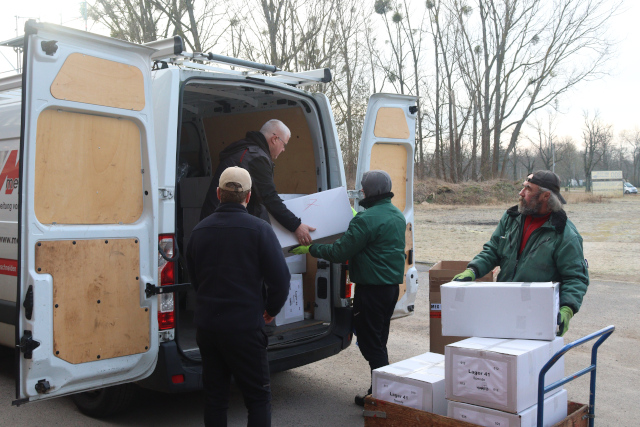 Mitarbeitende der gemeinnützigen C.U.B.A. GmbH beim Einladen von Hilfsgütern in einen Transporter.