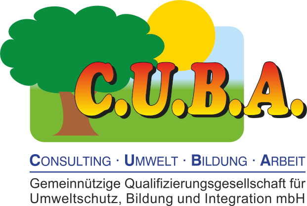 Das Logo der gemeinnützigen C.U.B.A. GmbH zeigt einen Baum auf einer grünen Wiese mit blauem Himmel und einer großen gelben Sonne. Im Zentrum die Großbuchstaben C.U.B.A. in einem Farbverlauf – von oben nach unten von – von orange nach gelb. Daunter steht in der gesamten Breite in drei Zeilen: Consulting • Umwelt • Bildung • Arbeit, Gemeinnützige Qualifizierungsgesellschaft für Umweltschutz, Bildung und Integration mbH.  