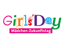 Schriftzug in unterschiedlich Buchstaben in Farbe und Form. Darunter in weißen Buchstaben auf einem rechteckigen pinkfarbenen Feld den Schriftzug "Mädchen-Zukunftstag".