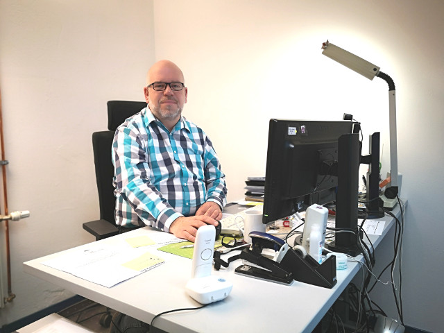Der Betriebsleiter des Betriebsteils Süd der gemeinnützigen C.U.B.A. GmbH, Herr Lothar Klein, sitzt an seinem Schreibtisch.