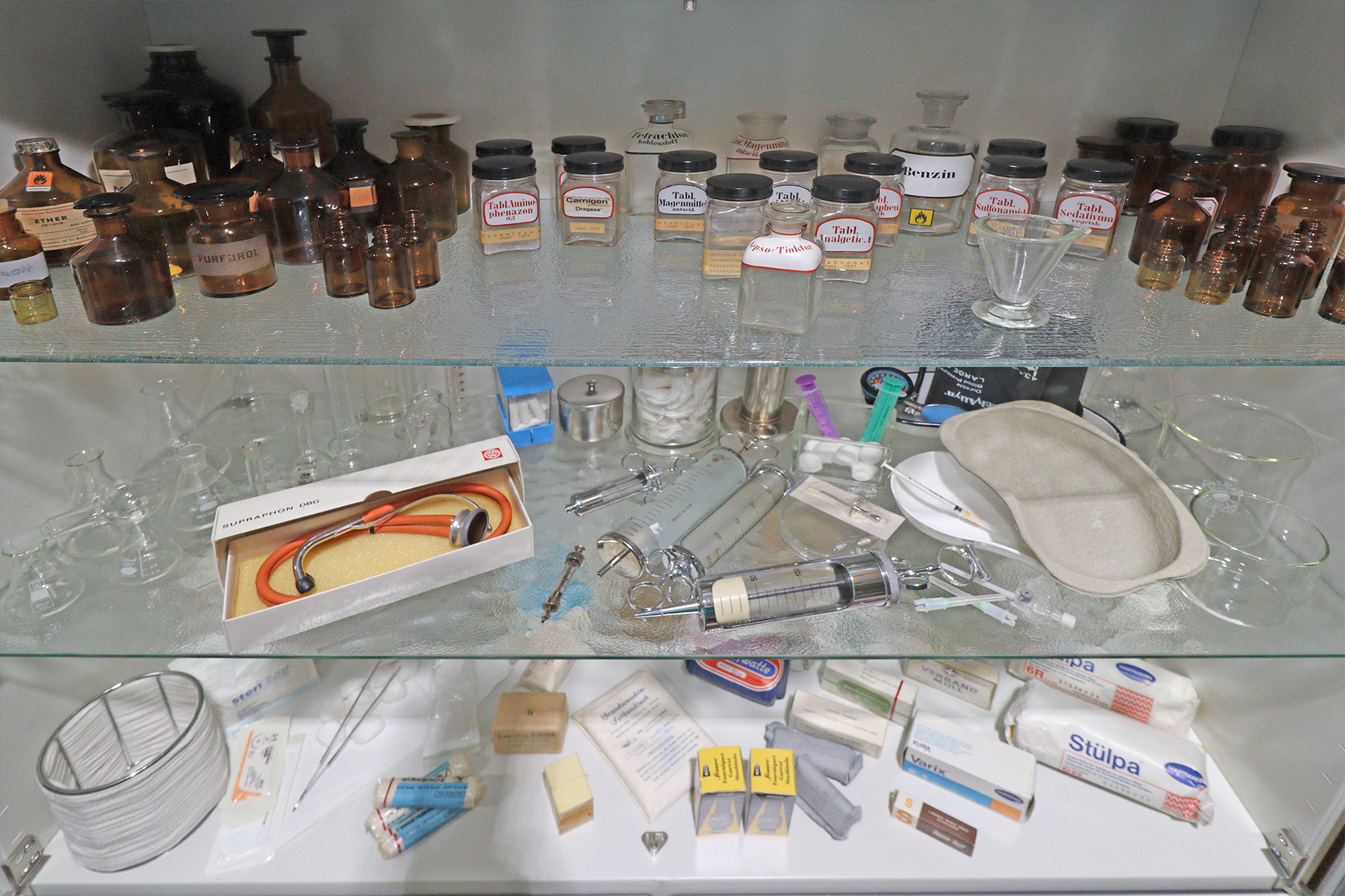 Mikroskop showroom cuba medical props berlin
